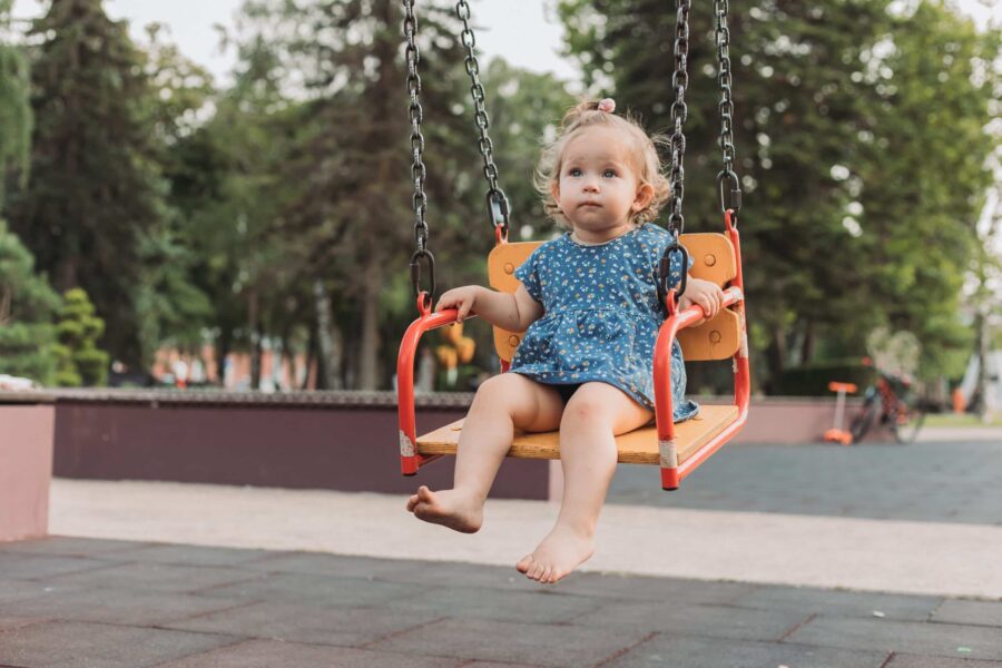 Kinder bis drei Jahre brauchen einen sicheren Schaukelsitz