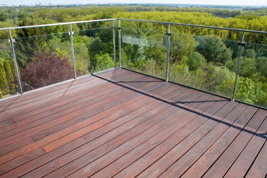 Terrassendielen aus Holz sorgen für ein naturnahes Gefühl.