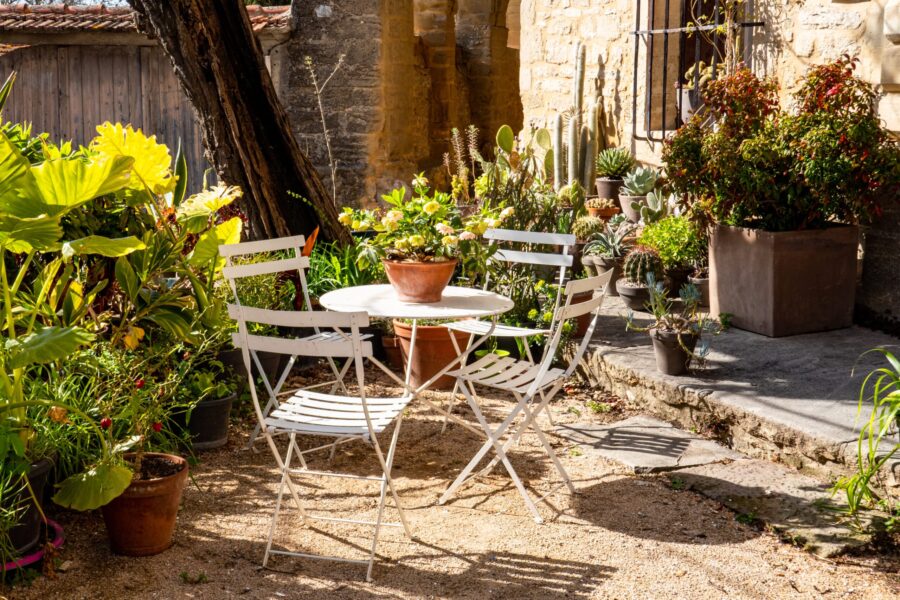 Ein Garten mit strahlenden Gartenmöbeln wirkt umso einladender!